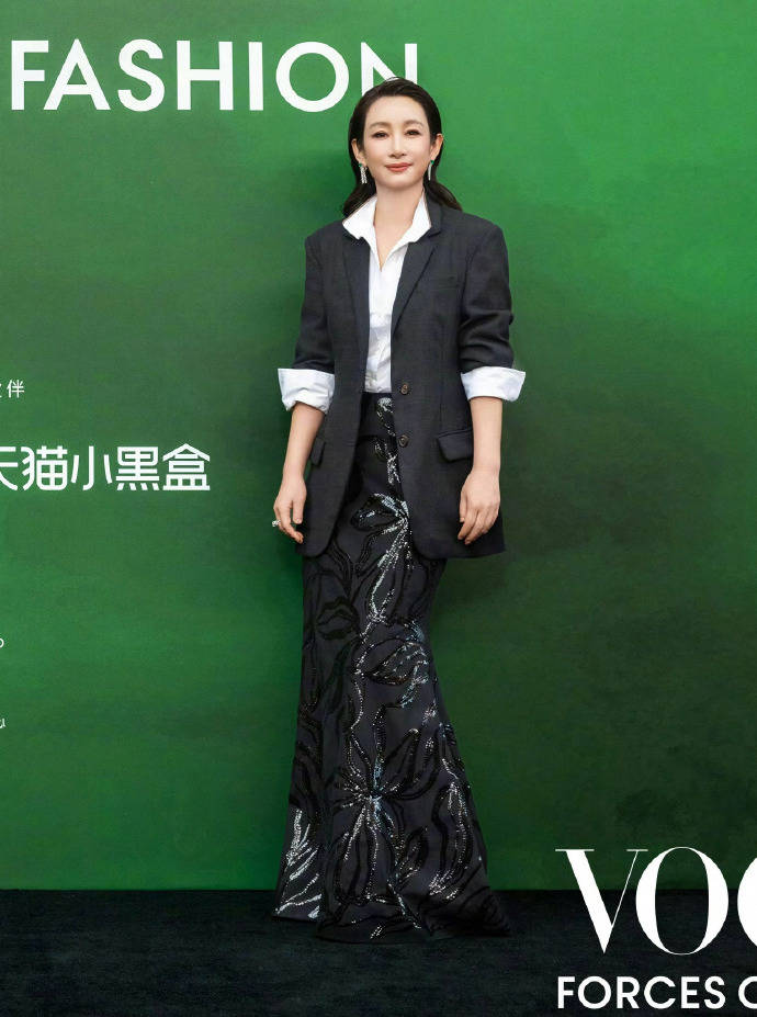 刘亦菲头顶满天星、周冬雨大胆透视装、杨幂顶级高定...VOGUE红毯谁赢了<strong></p>
<p>eth行情</strong>?