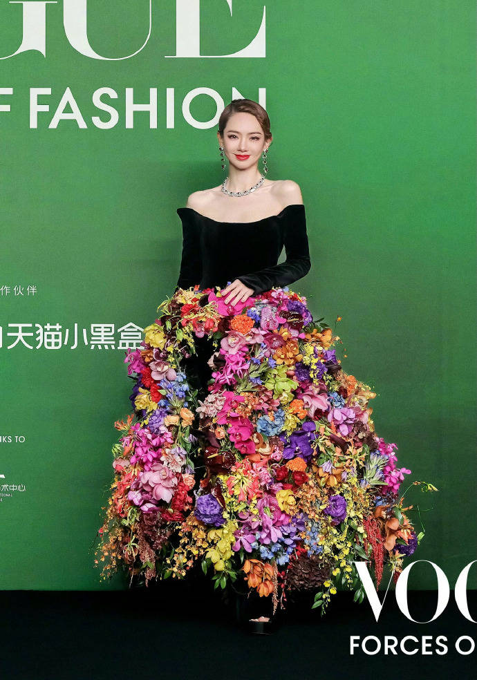 刘亦菲头顶满天星、周冬雨大胆透视装、杨幂顶级高定...VOGUE红毯谁赢了<strong></p>
<p>eth行情</strong>?