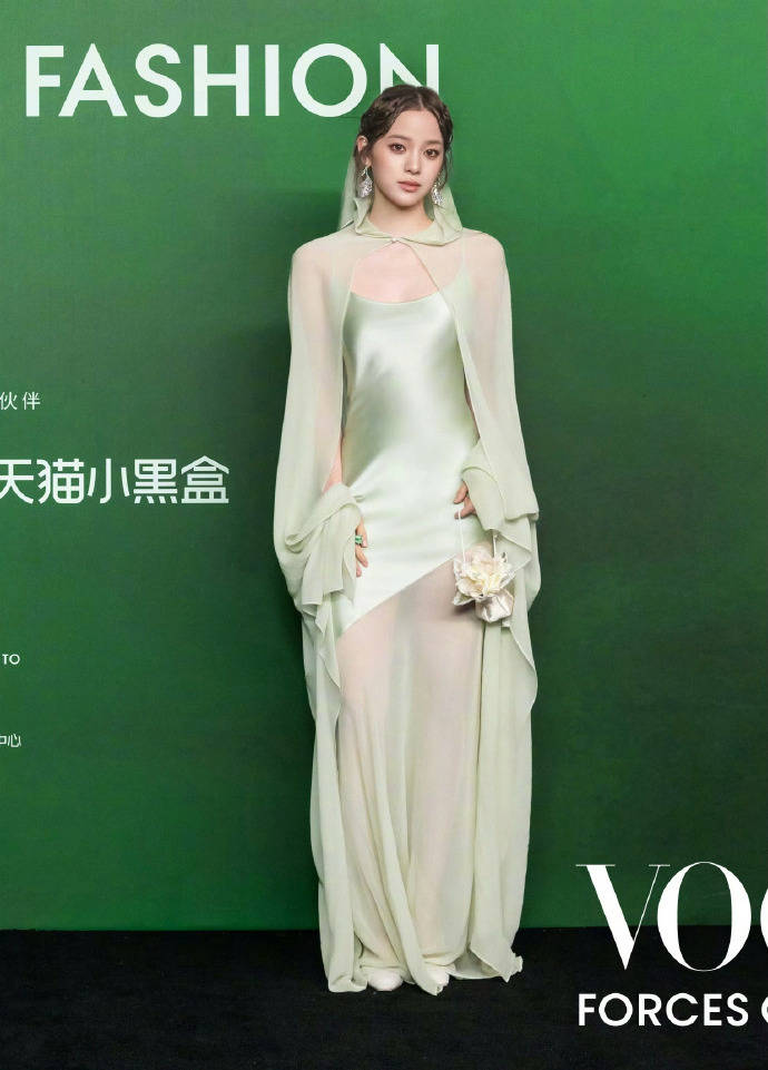 刘亦菲头顶满天星、周冬雨大胆透视装、杨幂顶级高定...VOGUE红毯谁赢了<strong></p>
<p>eth行情</strong>?