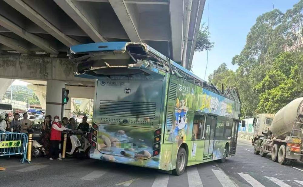 深圳一辆双层巴士高架桥下遭“剃头”<strong></p>
<p>eth矿池</strong>,玻璃碎片散落一地,多方回应