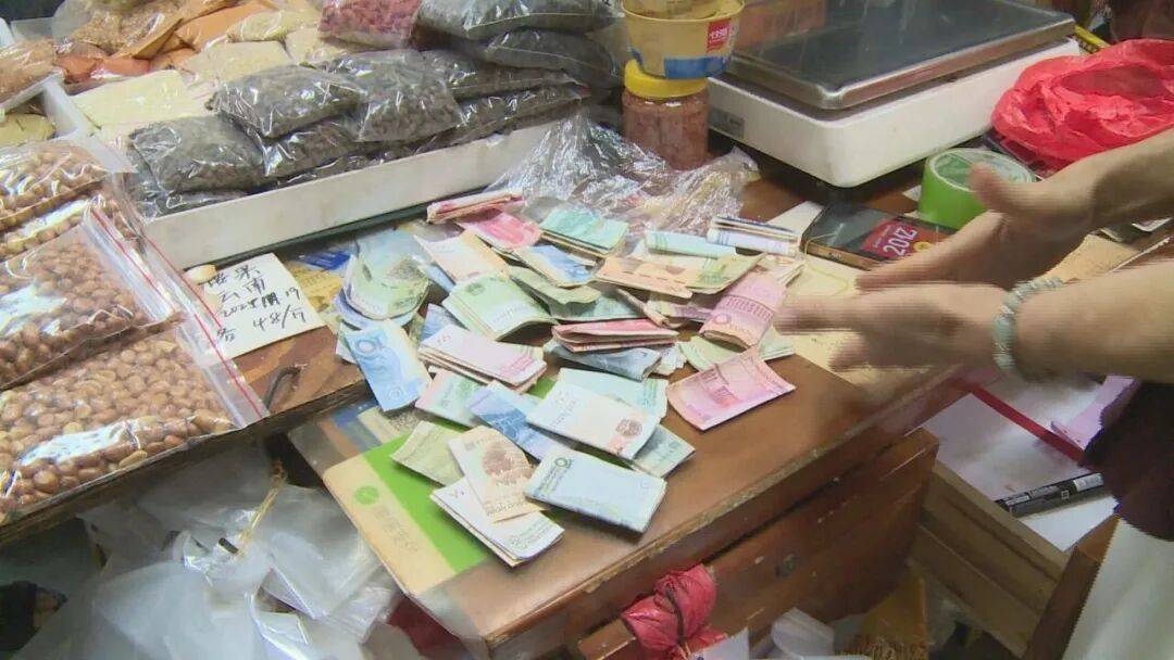 广东一男子两三年持续往批发店无故扔钱<strong></p>
<p>eth矿池</strong>,店主:每次他都不承认,还钱还把钱送回来