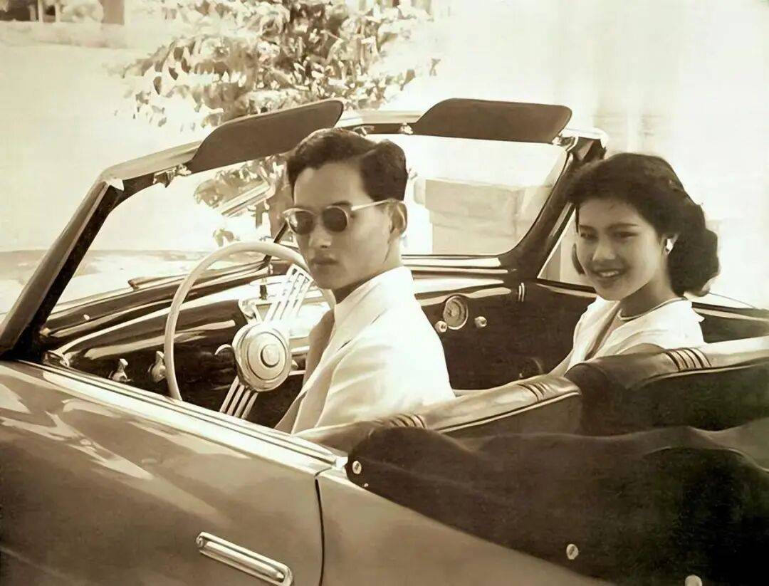 泰国王太后诗丽吉去世<strong></p>
<p>eth矿池</strong>,留下19顶奢华王冠和她的传奇一生