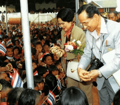 泰国王太后诗丽吉去世<strong></p>
<p>eth矿池</strong>,留下19顶奢华王冠和她的传奇一生