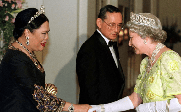 泰国王太后诗丽吉去世<strong></p>
<p>eth矿池</strong>,留下19顶奢华王冠和她的传奇一生