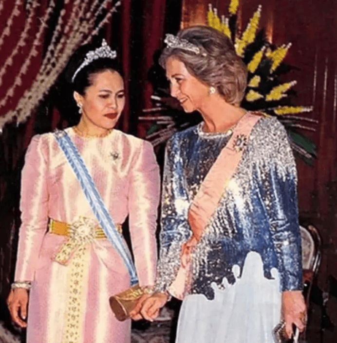 泰国王太后诗丽吉去世<strong></p>
<p>eth矿池</strong>,留下19顶奢华王冠和她的传奇一生