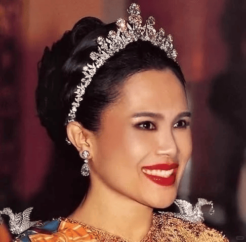 泰国王太后诗丽吉去世<strong></p>
<p>eth矿池</strong>,留下19顶奢华王冠和她的传奇一生
