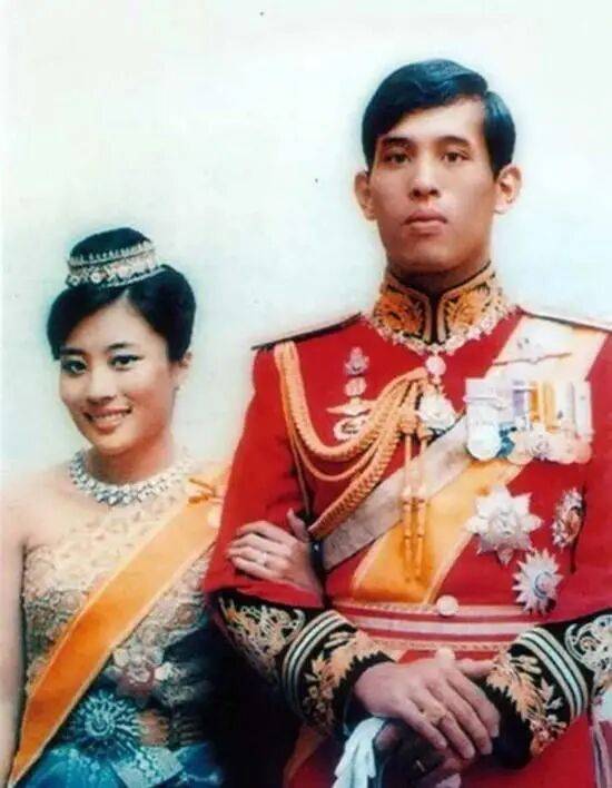 泰国王太后诗丽吉去世<strong></p>
<p>eth矿池</strong>,留下19顶奢华王冠和她的传奇一生