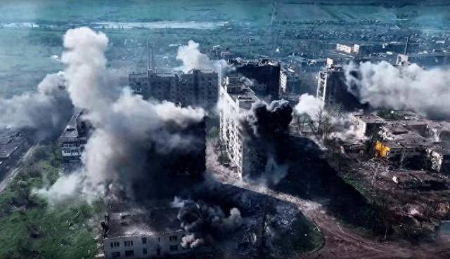 俄军一周2600多次袭击<strong></p>
<p>eth价格</strong>,红军城万名乌军被围,泽连斯基绝望反击