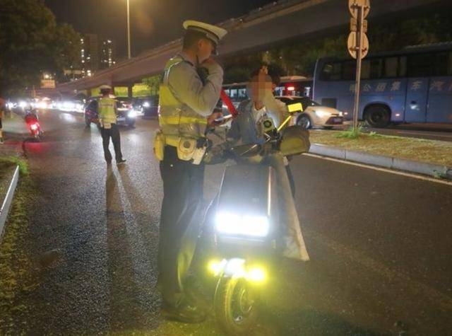 北京“电子眼”开始抓拍电动自行车违法<strong></p>
<p>eth trunk</strong>,试点审核录入电动自行车违法行为3.8万起