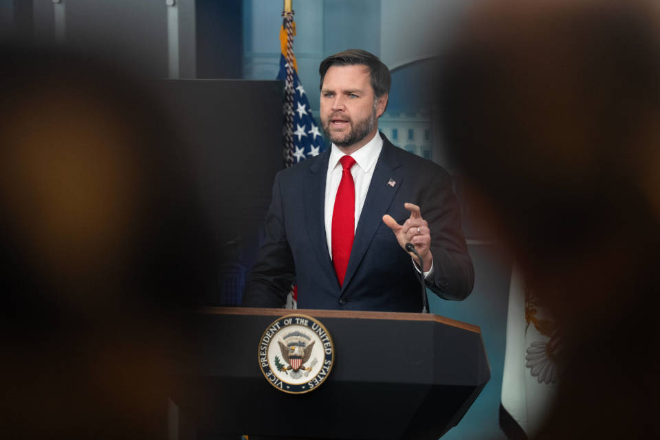 哈马斯“假装寻找遗体”<strong></p>
<p>eth接口</strong>,激怒以色列撕毁停火协议