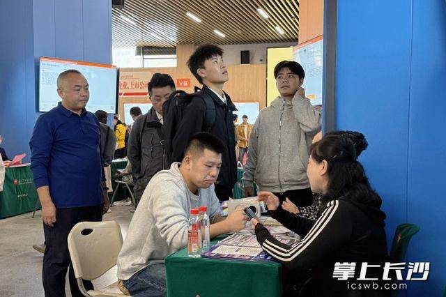 700余名退役军人及军属长沙求职<strong></p>
<p>eth区块链</strong>,165人达成意向