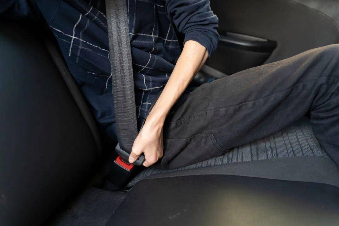 死亡率翻倍!后排乘客不系安全带<strong></p>
<p>eth区块链</strong>,危险且违法