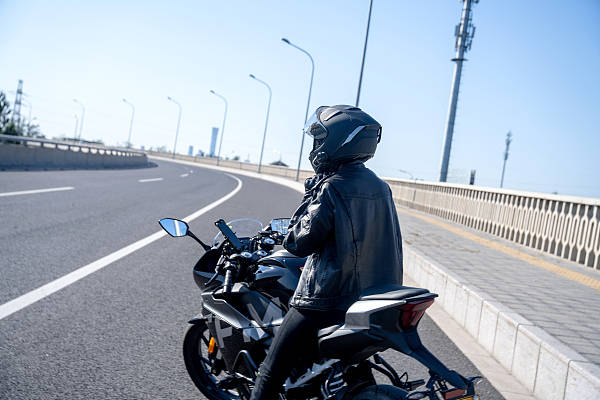 女骑警表演失误撞人后先看车<strong></p>
<p>eth官网</strong>，不是小问题