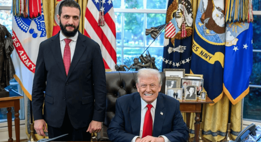 朱拉尼在合照中站得笔直<strong></p>
<p>eth官网</strong>,特朗普把人叫来白宫,却连正门都不让走