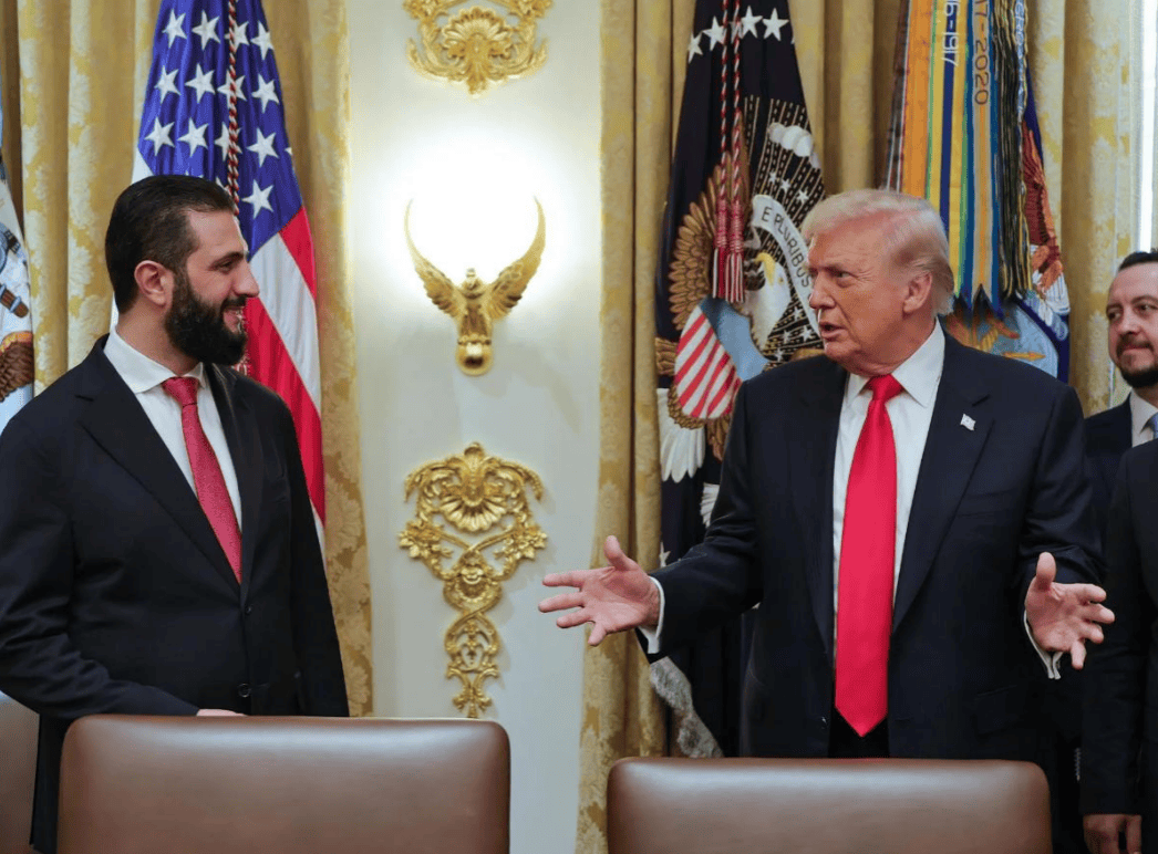 朱拉尼在合照中站得笔直<strong></p>
<p>eth官网</strong>,特朗普把人叫来白宫,却连正门都不让走