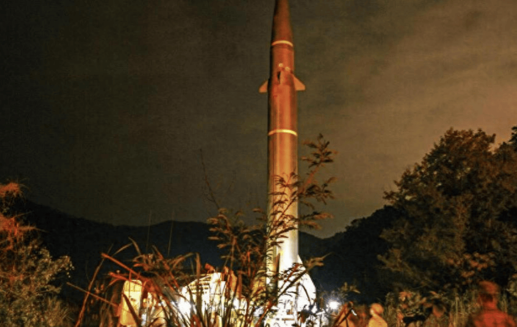 中方发“掉脑袋”警告后，美媒提醒日方，敢走错半步，或遭中国导弹雨包围