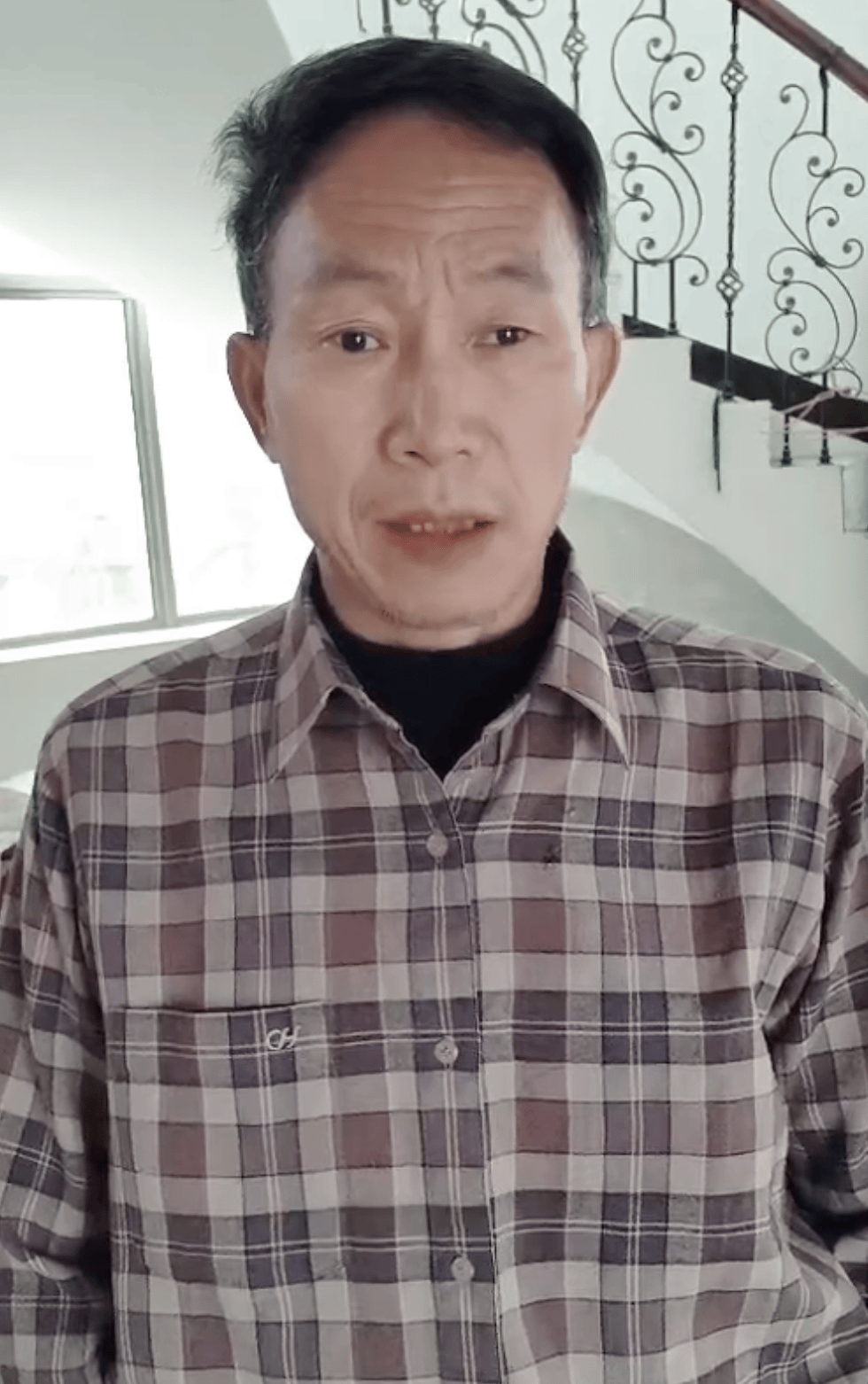 “蛇被我甩开了<strong></p>
<p>eth官网</strong>,没完全注射毒液”,湖南直播抓蛇被咬伤网红被警方拘留后发声道歉