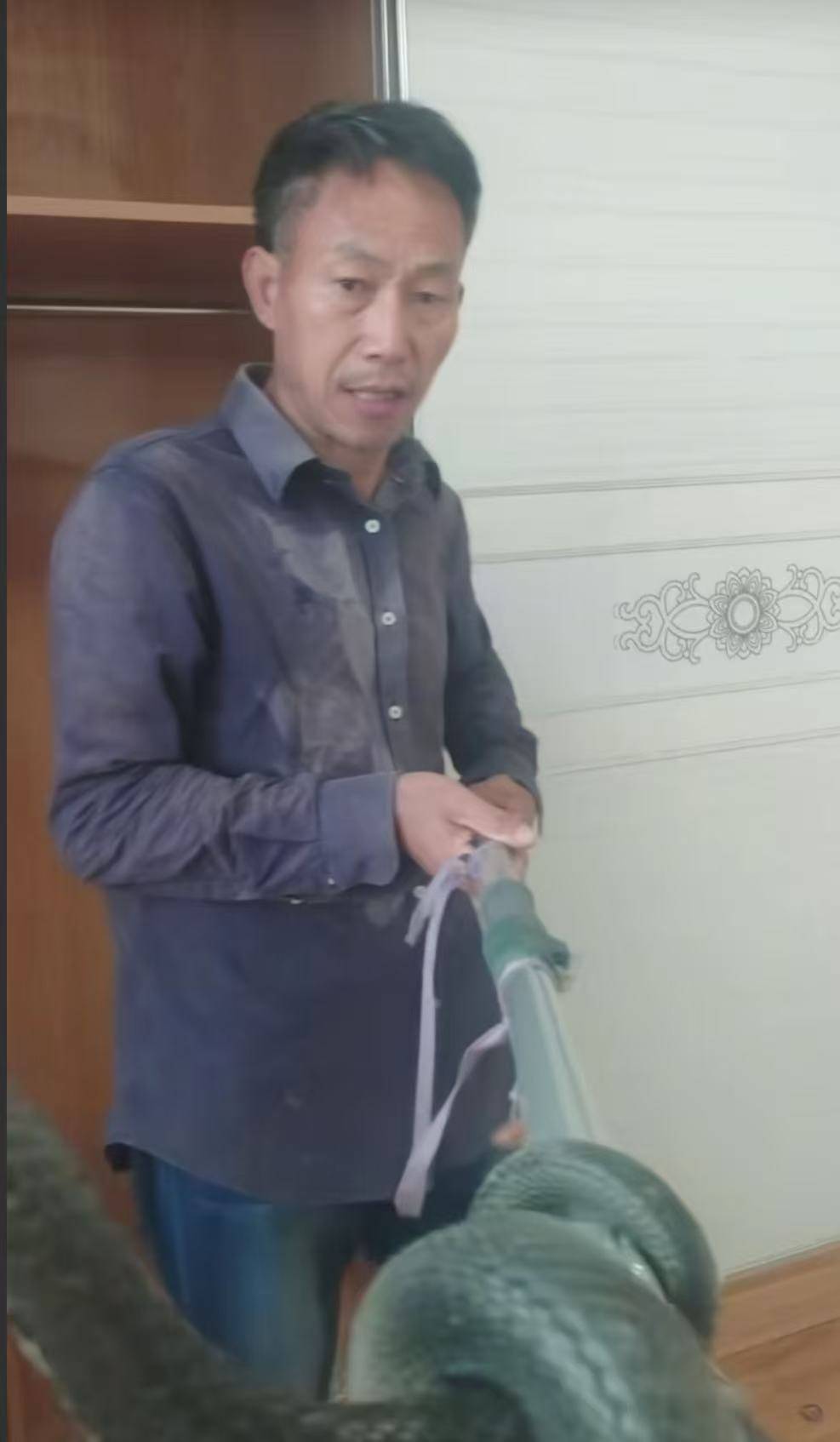 “蛇被我甩开了<strong></p>
<p>eth官网</strong>,没完全注射毒液”,湖南直播抓蛇被咬伤网红被警方拘留后发声道歉