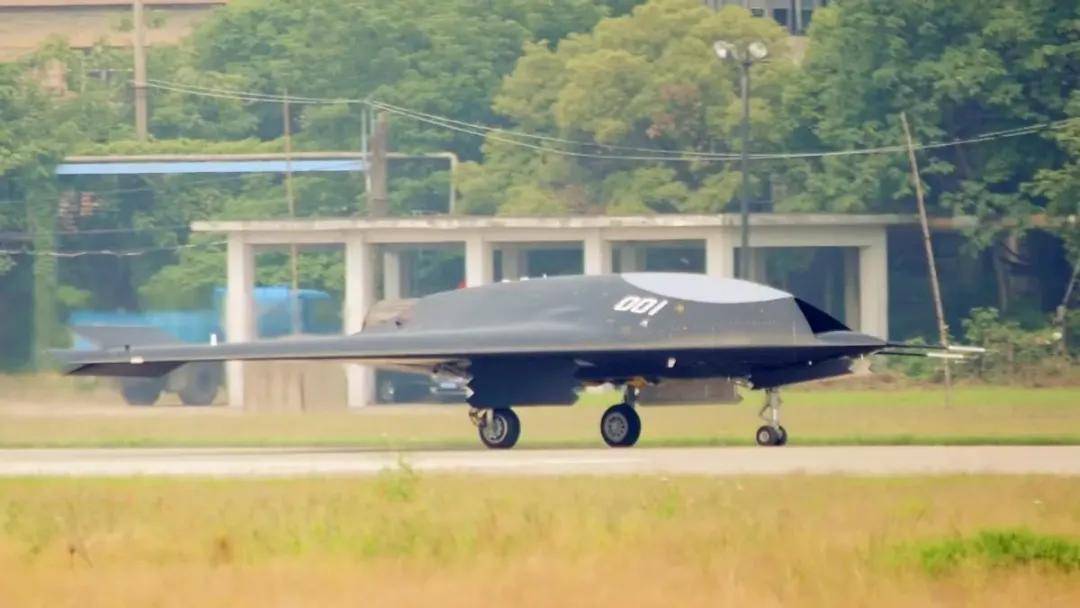 代号“玄龙”！攻击-11官宣服役<strong></p>
<p>比特币</strong>，与歼-20、歼-16编队飞行