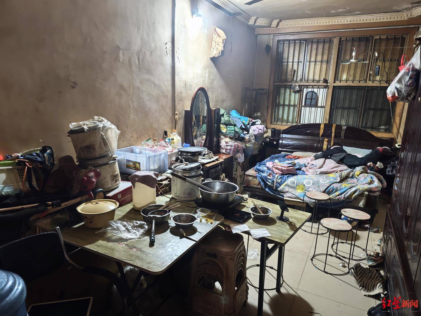 现场走访“女孩寒冬穿拖鞋捡食”一家:还有一个4岁妹妹<strong></p>
<p>比特币</strong>,当地正为两个孩子联系学校|求真