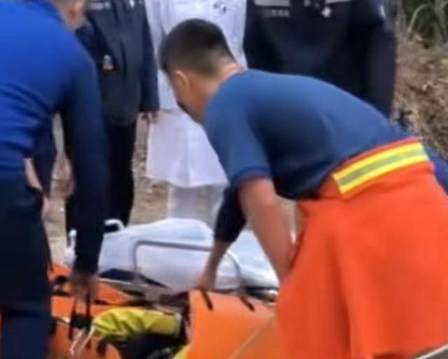 “我来个跳的”!女驴友不慎摔下巨石<strong></p>
<p>比特币最新价格</strong>,目击者:粉碎性骨折