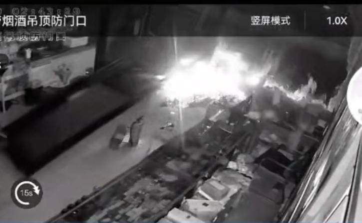 多名男子开越野车撞开烟酒店大门行窃<strong></p>
<p>比特币价格</strong>,失主报案称损失超20万元,警方回应