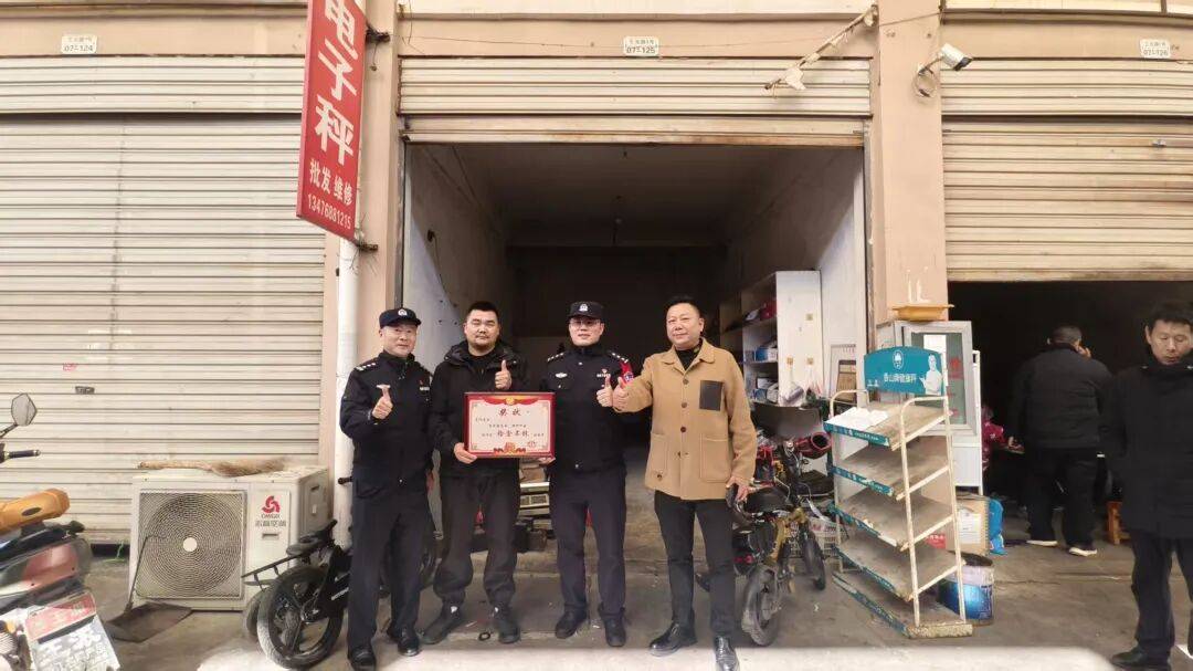 4.2万现金深夜“躺”在路上<strong></p>
<p>比特币价格</strong>,谁丢的?咸宁民警2天破案发现暖心真相