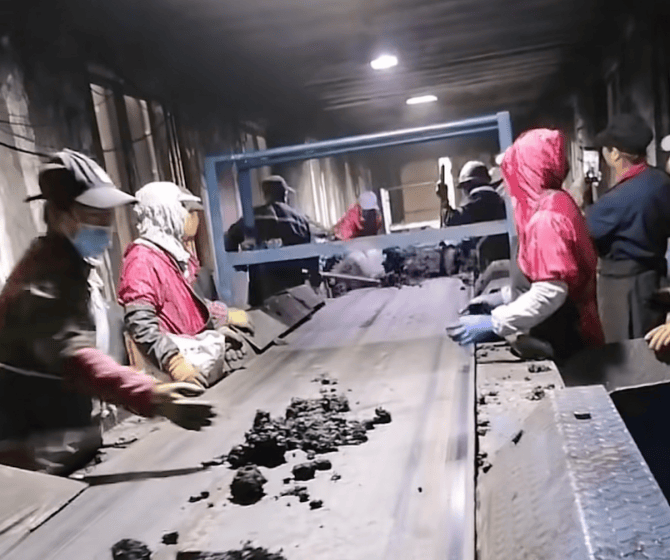 丈夫残疾 农妇雨后独自抢收千斤玉米被掩埋