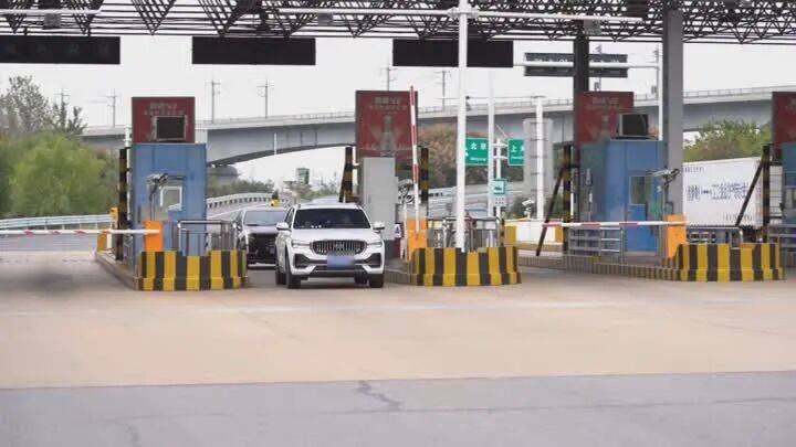 扬州一女子刷短视频惹祸:偷偷去银行取了6万现金<strong></p>
<p>比特币价格今日行情</strong>,结果……