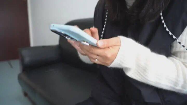 扬州一女子刷短视频惹祸:偷偷去银行取了6万现金<strong></p>
<p>比特币价格今日行情</strong>,结果……