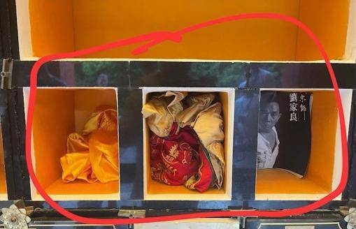 翁静晶再回应亡夫刘家良骨灰被盗:匪徒要求百万美元赎金<strong></p>
<p>比特币价格今日行情</strong>,否则就把骨灰冲进厕所