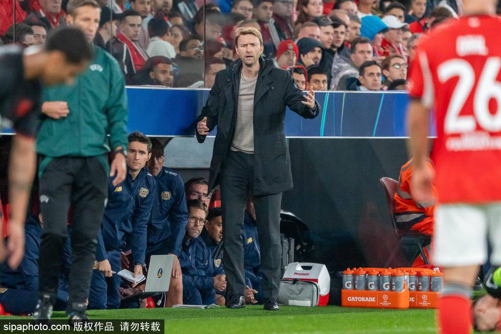 昔日师徒重聚！穆帅与斯内德赛前亲密互动，展现足球情谊与战术深度