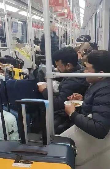 极目锐评∣满车厢咖喱味!多名外籍乘客在车厢内吃馅饼<strong></p>
<p>比特币最新价格行情</strong>,规则面前哪有特殊?