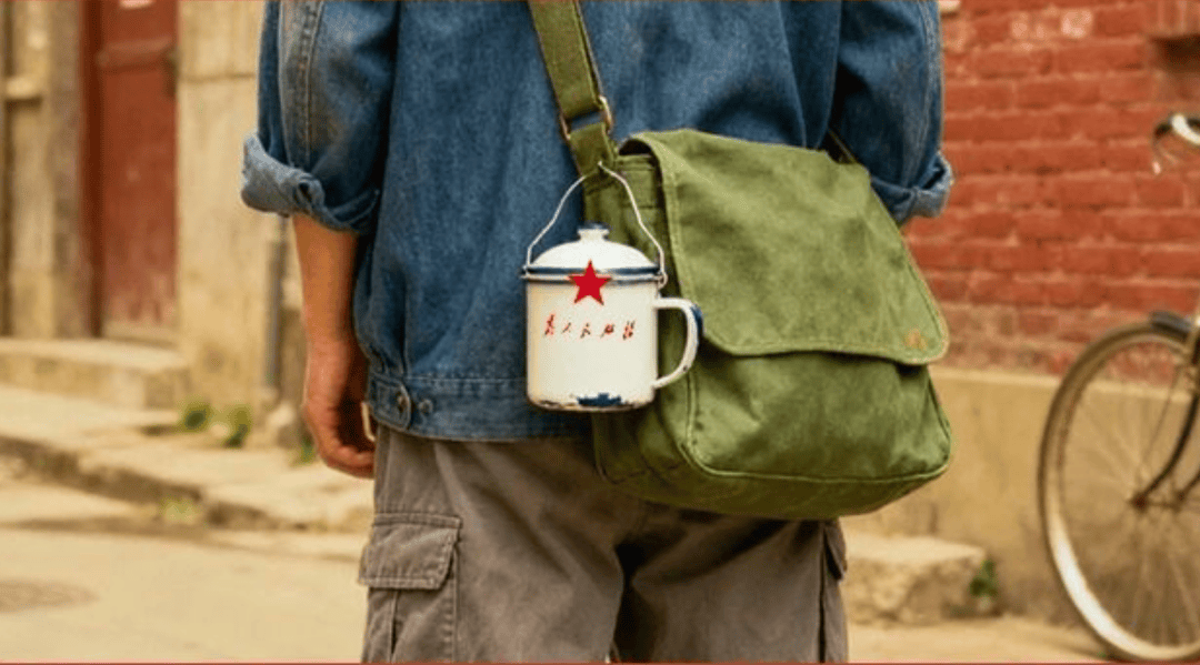 “50块帆布包配3000块包挂”<strong></p>
<p>一个比特币要挖多久</strong>,时髦年轻人背半个身家出门