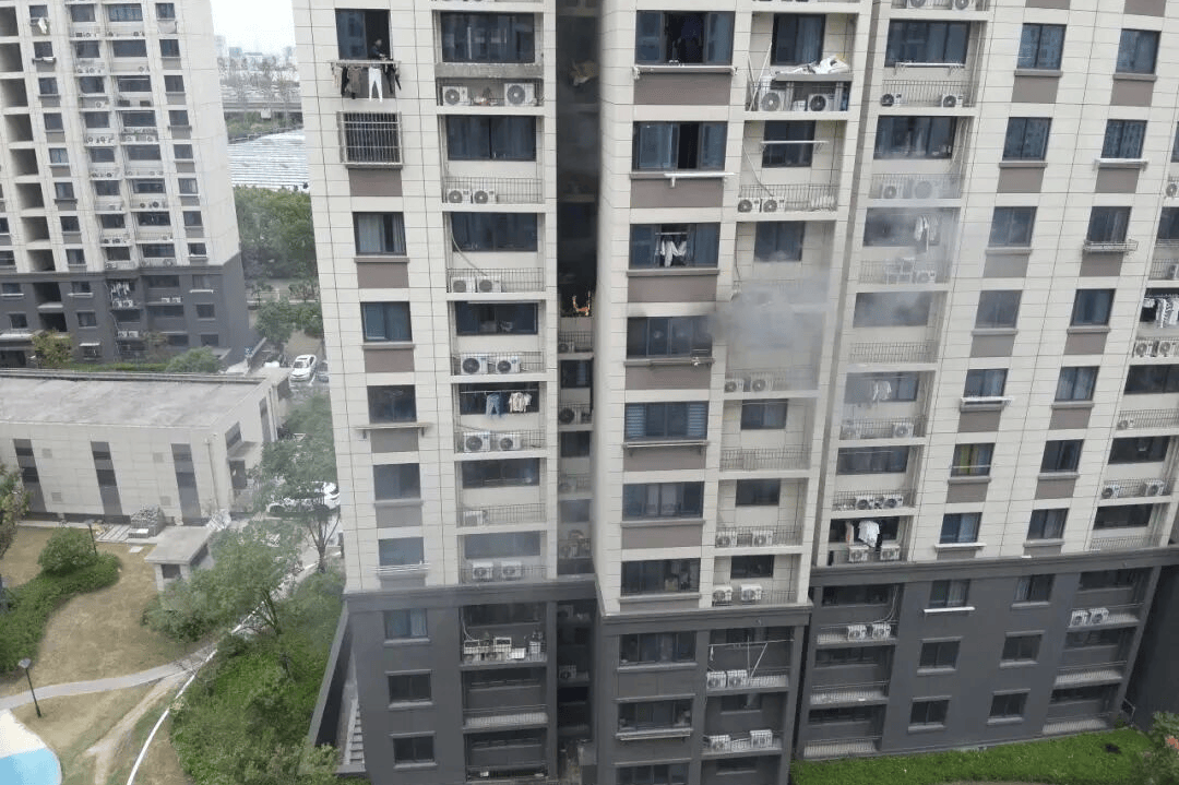 夜晚<strong></p>
<p>一个比特币要挖多久</strong>,办公楼12层突冒火光!一个动作险酿大祸,监控还原真相