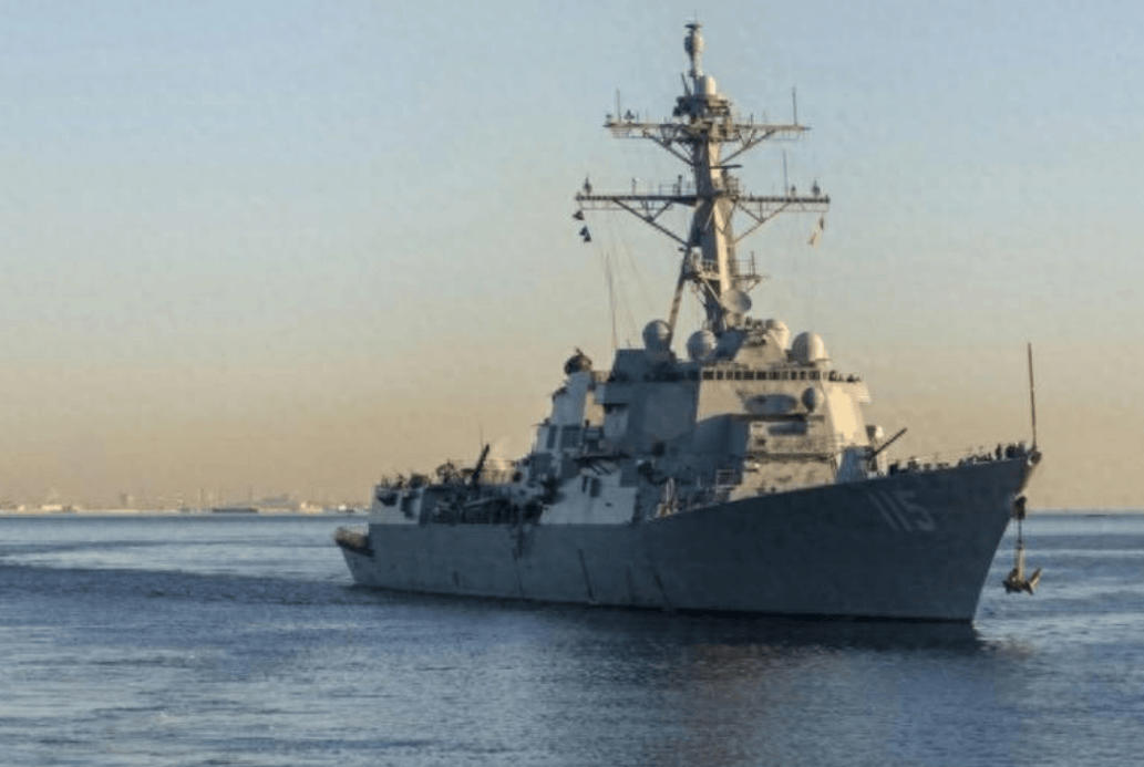 美舰再次驶入黄岩岛“自由航行”，解放军出动2艘军舰，与其展开正面对峙！