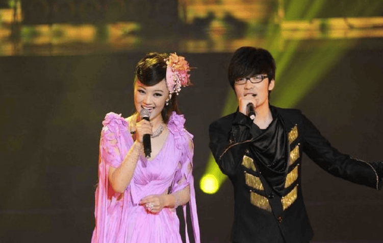 考古|玖月奇迹被曝已复婚<strong></p>
<p>比特币最新行情</strong>,王小玮疑似怀孕小腹隆起,为何两人至今不同台演出?