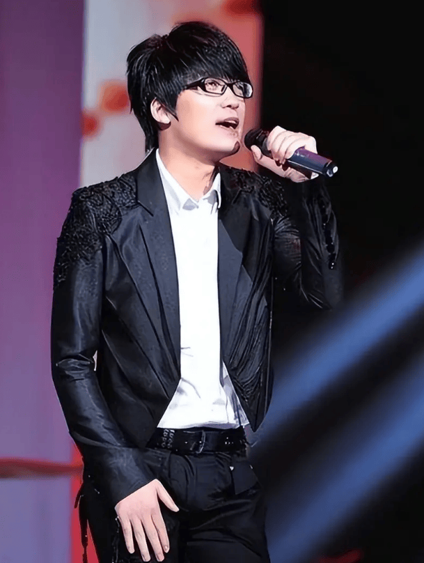 考古|玖月奇迹被曝已复婚<strong></p>
<p>比特币最新行情</strong>,王小玮疑似怀孕小腹隆起,为何两人至今不同台演出?