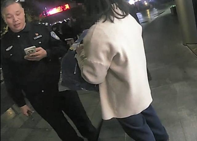 机智!快递在家门口被偷<strong></p>
<p>比特币美元实时行情</strong>,她用一招抓到了人还拿回了东西