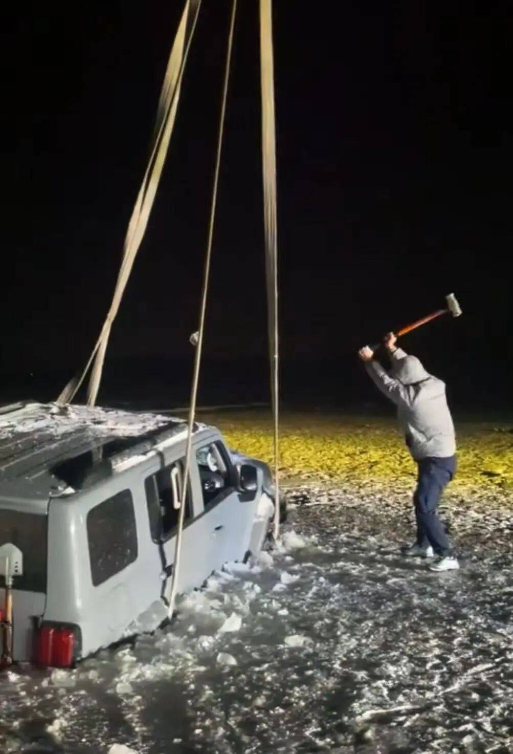 河北一越野车在水库冰面练漂移<strong></p>
<p>比特币美元实时行情</strong>,冰层突然破裂,车轮落水被冻6小时,找来吊车深夜将车吊出