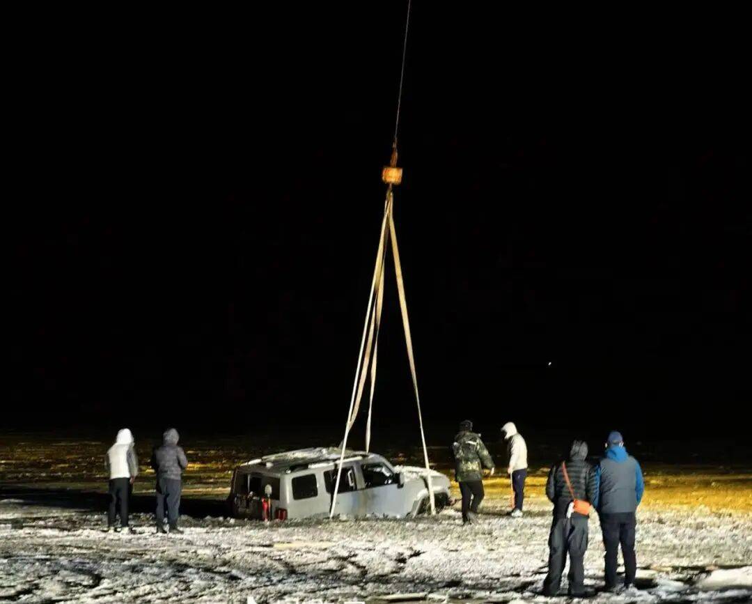 河北一越野车在水库冰面练漂移<strong></p>
<p>比特币美元实时行情</strong>,冰层突然破裂,车轮落水被冻6小时,找来吊车深夜将车吊出