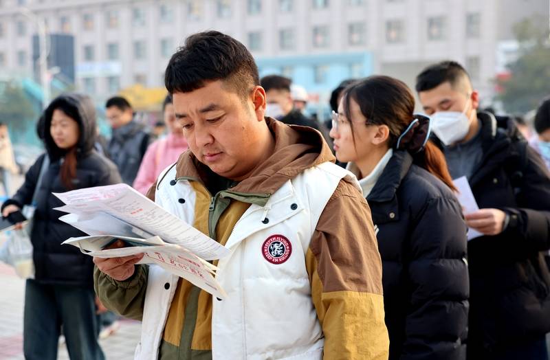 中年失业的地产人<strong></p>
<p>比特币美元</strong>,挤进考公“复活赛”