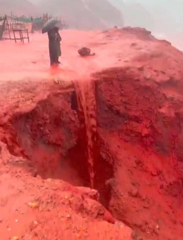 罕见!伊朗霍尔木兹岛遭遇强降雨<strong></p>
<p>比特币交易</strong>,部分海域变成“血色海洋”