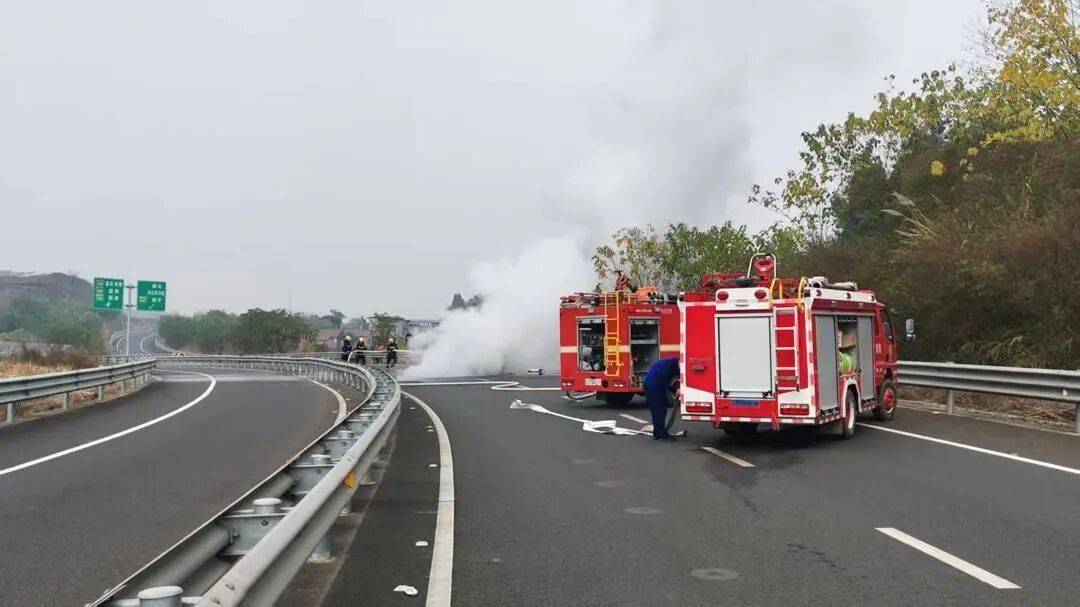 四川高速上一汽车突发自燃!车内两人闻到异味后果断弃车<strong></p>
<p>比特币交易</strong>,成功逃生