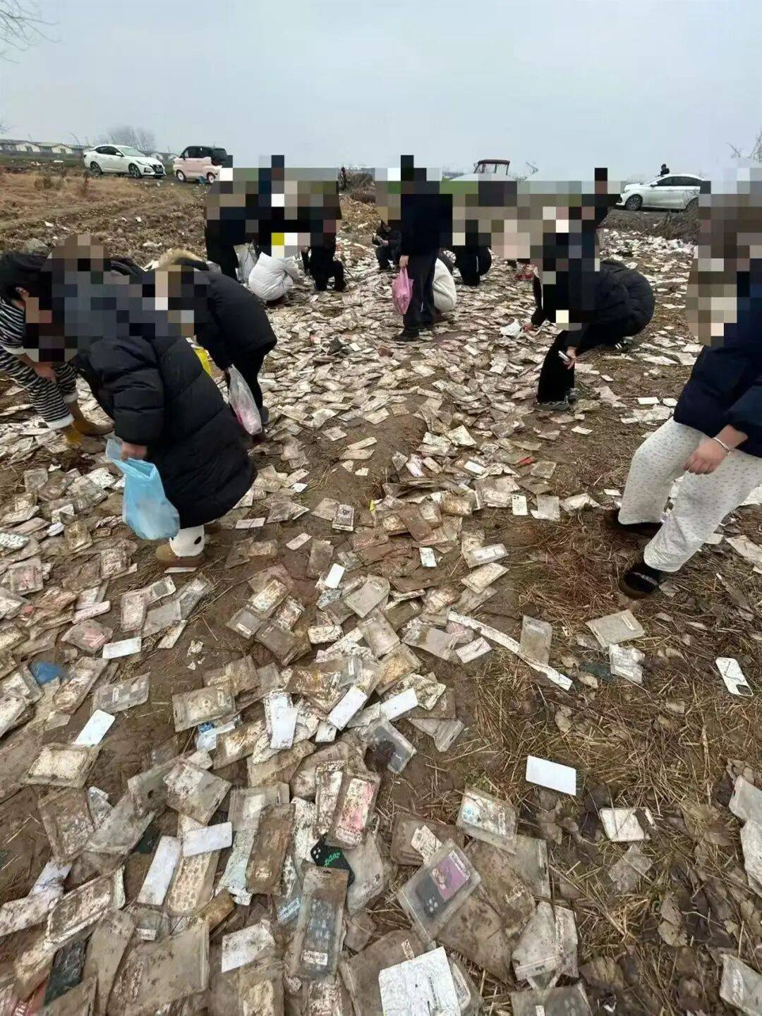 商丘一空地现成堆被丢弃的全新手机壳<strong></p>
<p>比特币矿机</strong>，多人驱车前往“捡漏”，有人一次捡了50个