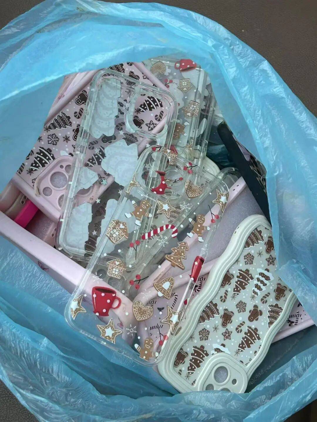 商丘一空地现成堆被丢弃的全新手机壳<strong></p>
<p>比特币矿机</strong>，多人驱车前往“捡漏”，有人一次捡了50个