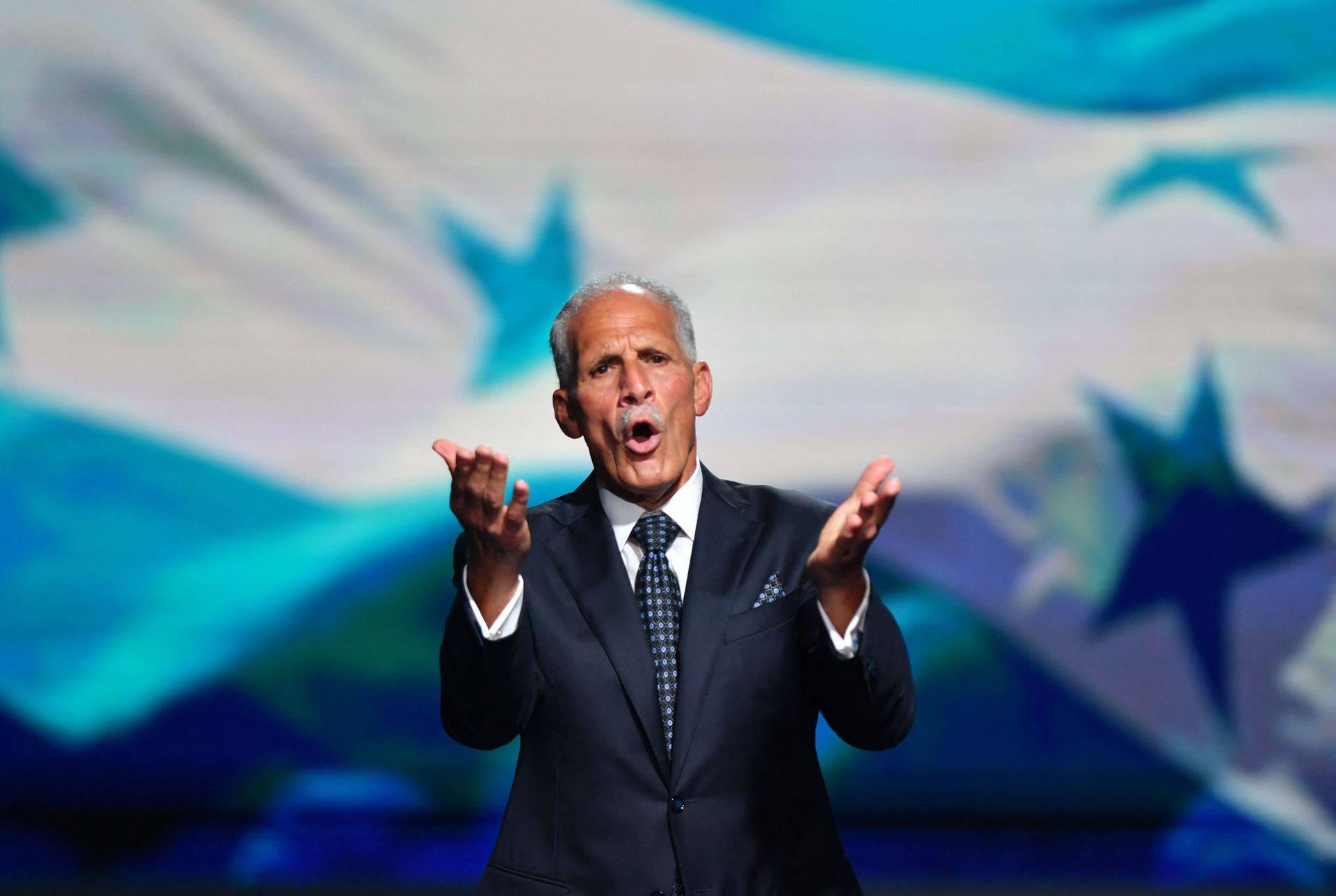 他，当选洪都拉斯新总统！