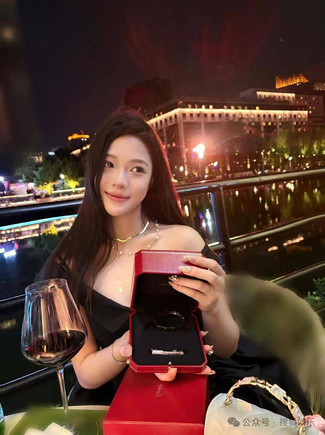 刚开年又曝一对相差15岁的恋情？他这一周两段绯闻真是连环暴击啊<strong></p>
<p>比特币中国</strong>！