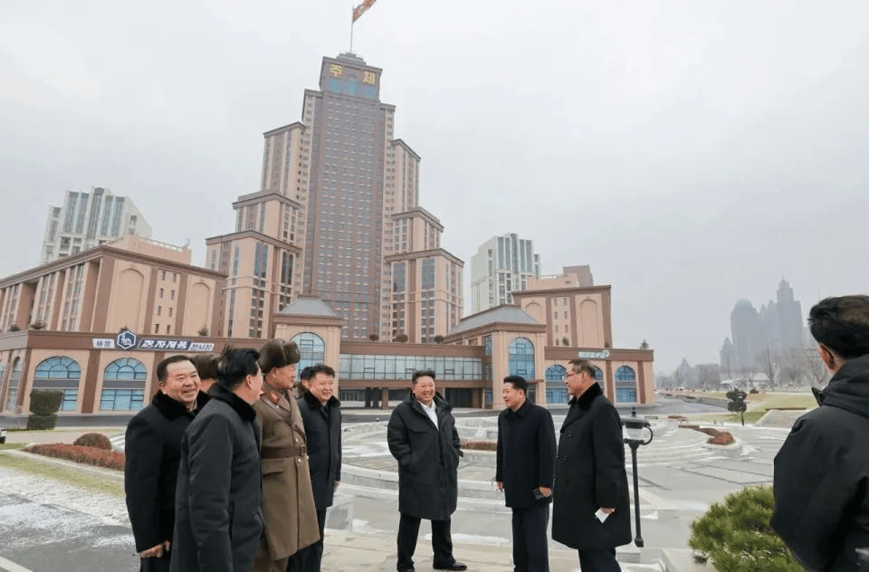 朝鲜“万套住宅”震撼亮相<strong></p>
<p>比特币价格实时行情</strong>，金正恩莅临现场指导感叹：潮流之作