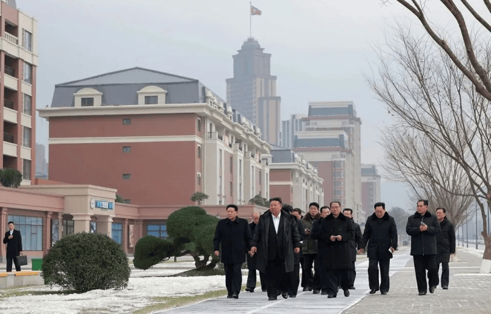 朝鲜“万套住宅”震撼亮相<strong></p>
<p>比特币价格实时行情</strong>，金正恩莅临现场指导感叹：潮流之作